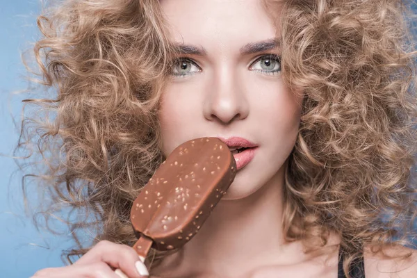 Mladá žena se zmrzlinou — Stock fotografie