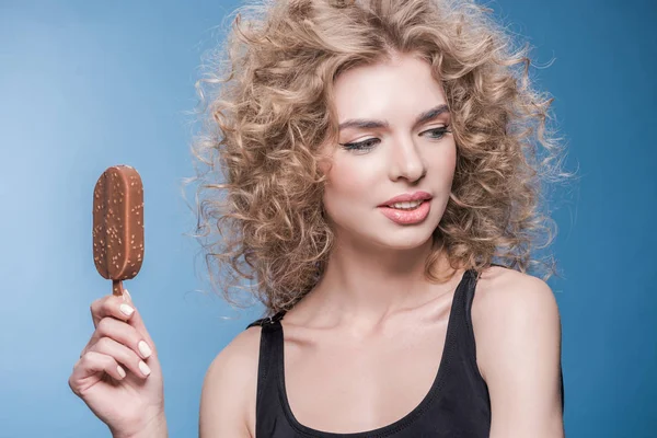 Mujer joven con helado — Foto de Stock