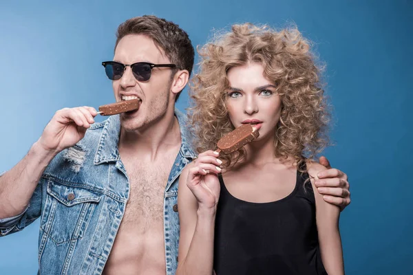 Couple eating ice cream — Stock Photo, Image