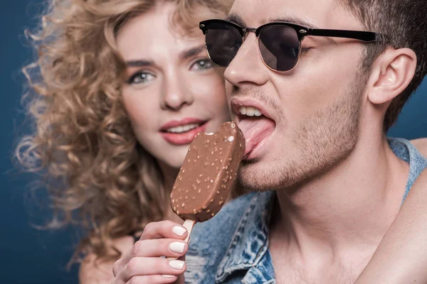 Man eating ice cream — Stock Photo, Image