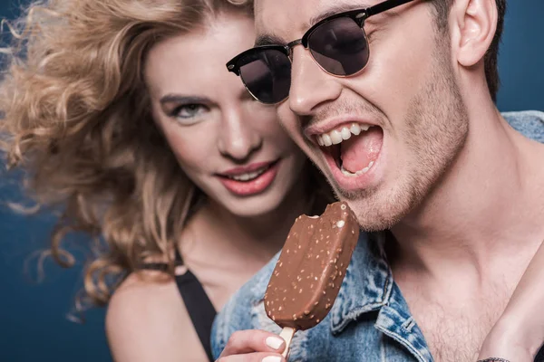 Ember eszik fagylaltot — Stock Fotó
