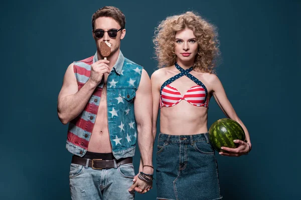 Par med glass och vattenmelon — Stockfoto
