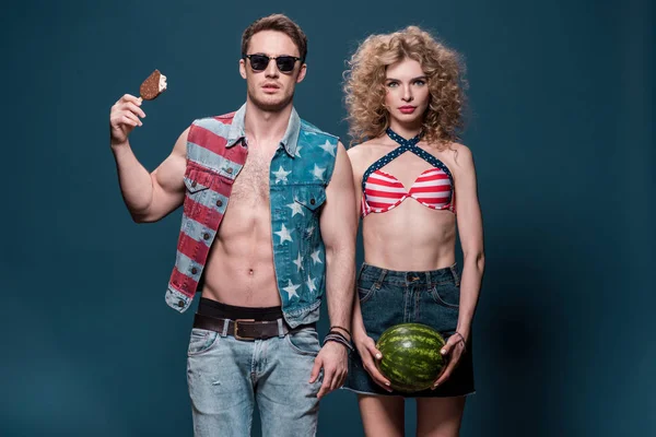 Par med glass och vattenmelon — Stockfoto