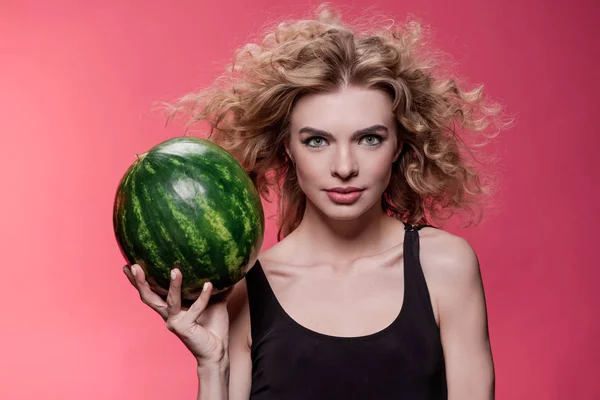 Kvinna som håller färsk vattenmelon — Stockfoto