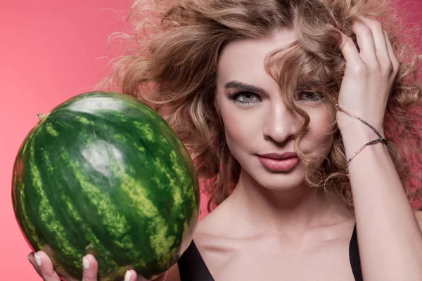 Kvinna som håller färsk vattenmelon — Stockfoto