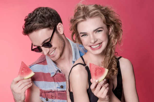 Casal segurando pedaços de melancia — Fotografia de Stock