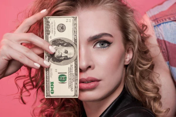 Mulher cobrindo rosto com dólar — Fotografia de Stock
