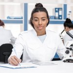 Wissenschaftler arbeitet im Chemielabor Wissenschaftler arbeitet im Chemielabor