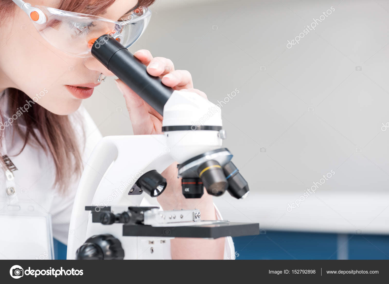 Jeune Scientifique Observant à L'intérieur D'un Microscope Photo stock -  Image du chimiste, chimique: 6437448