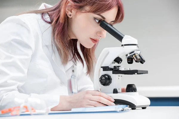 Científico trabajando con microscopio — Foto de Stock