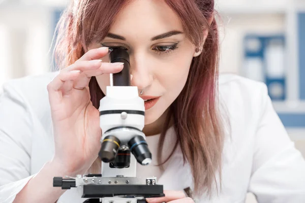 Cientista que trabalha com microscópio — Fotografia de Stock