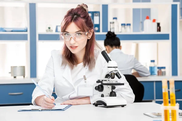 Científico en laboratorio químico — Foto de Stock