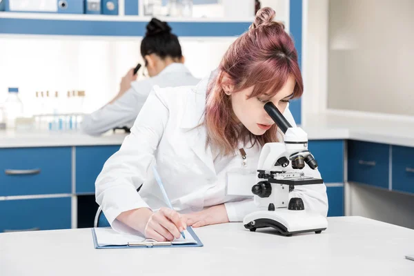 Cientista em laboratório químico — Fotografia de Stock