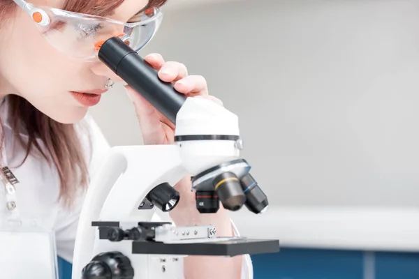 Wetenschapper werkt met microscoop — Stockfoto