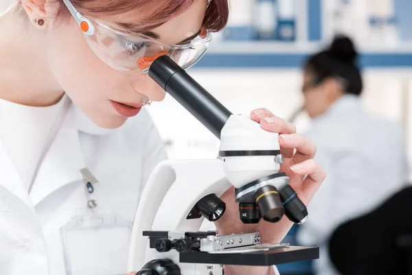 Científico trabajando con microscopio — Foto de Stock