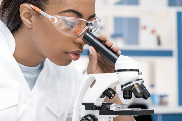 Wissenschaftler arbeiten mit Mikroskop — Stockfoto