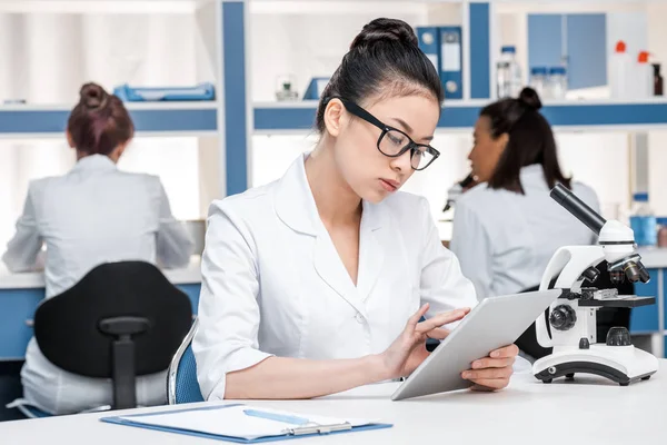 Wetenschapper werken in chemische lab — Stockfoto