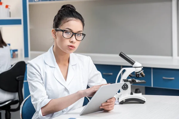 Wissenschaftler arbeitet im Chemielabor — kostenloses Stockfoto