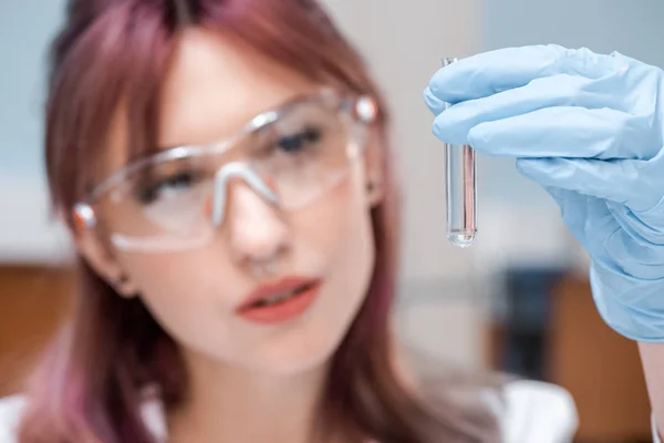 Cientista que trabalha em laboratório — Fotografia de Stock