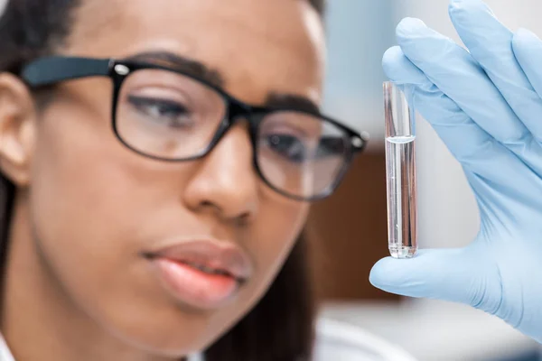 Científico trabajando en laboratorio — Foto de Stock