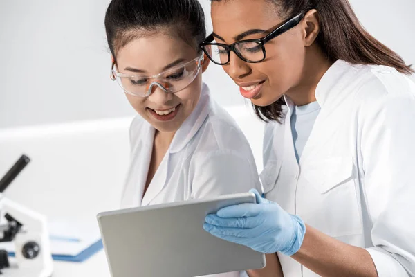 Cientistas usando tablet digital — Fotografia de Stock