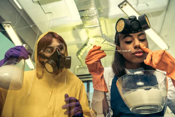 Mulher cheirando drogas em laboratório — Fotografia de Stock