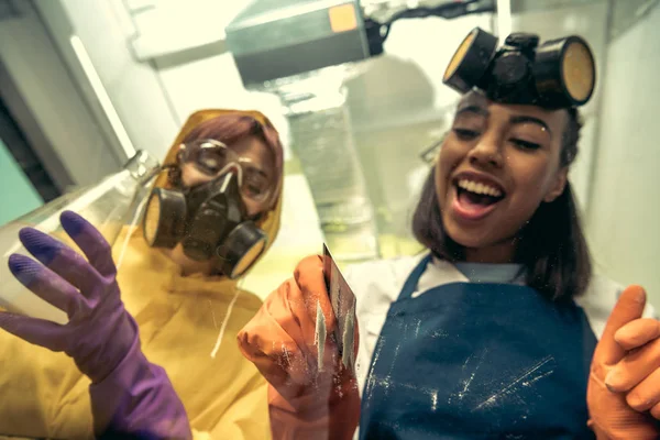Mulher dividindo drogas em laboratório — Fotografia de Stock Grátis