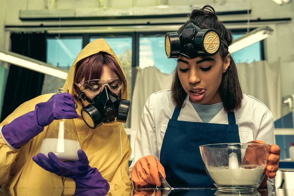 Mulher dividindo drogas em laboratório — Fotografia de Stock Grátis