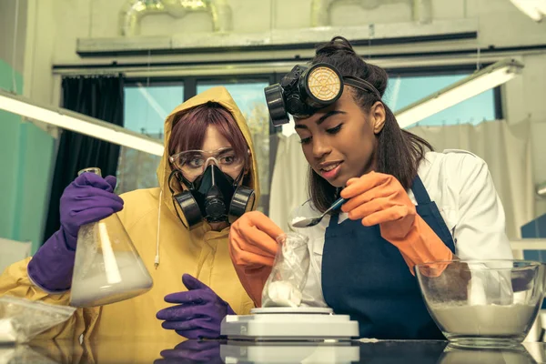 Mulheres preparando drogas em laboratório — Fotografia de Stock