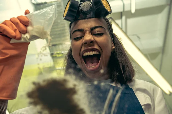Químico menina trabalhando com drogas em laboratório — Fotografia de Stock Grátis