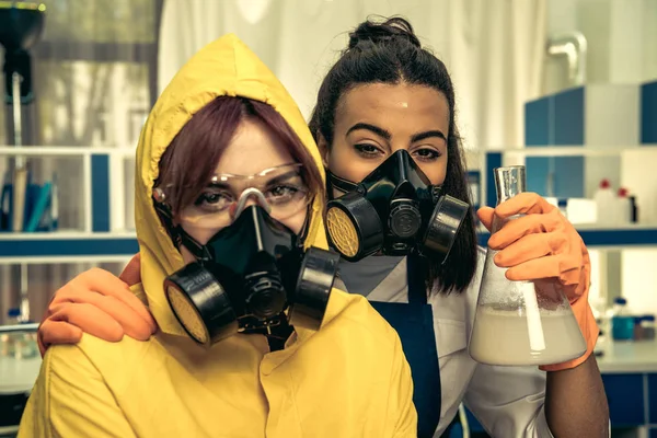 Mulheres químicas em laboratório científico com drogas — Fotografia de Stock