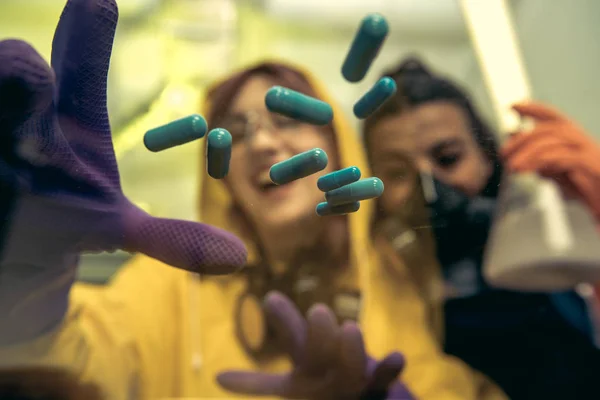 Farmacisti donne in laboratorio scientifico con farmaci — Foto Stock