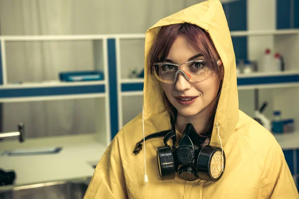 Genç kız laboratuvar teknisyeni — Stok fotoğraf