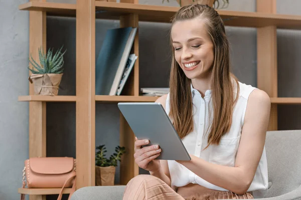 Gadis yang menggunakan tablet digital — Stok Foto