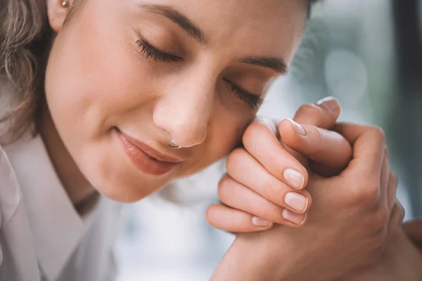 Vacker anbud kvinna — Stockfoto