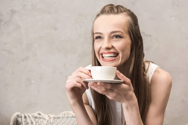 Jovem mulher bebendo café — Fotografia de Stock