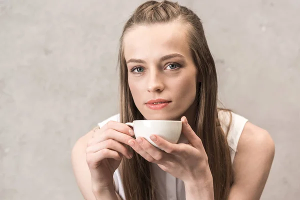 Mujer joven bebiendo café — Foto de stock gratuita