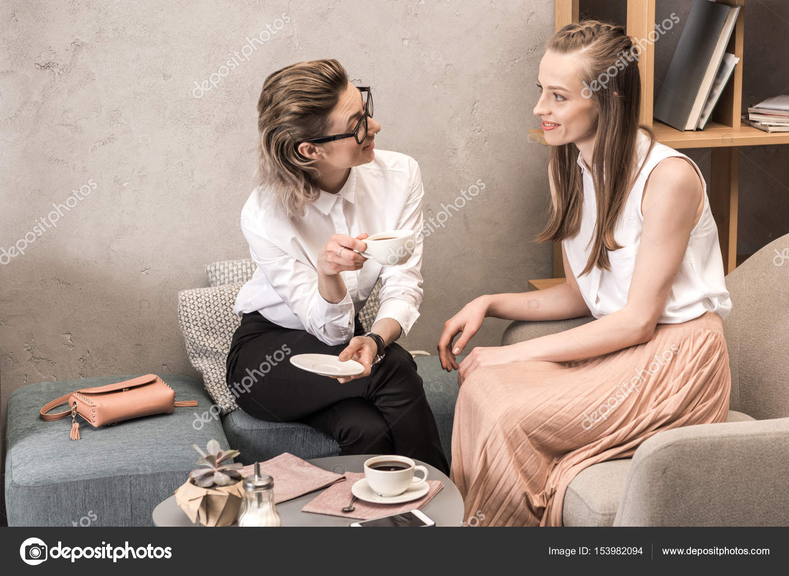 Лесбиянки пьют кофе стоковое фото ©DmitryPoch 153982094