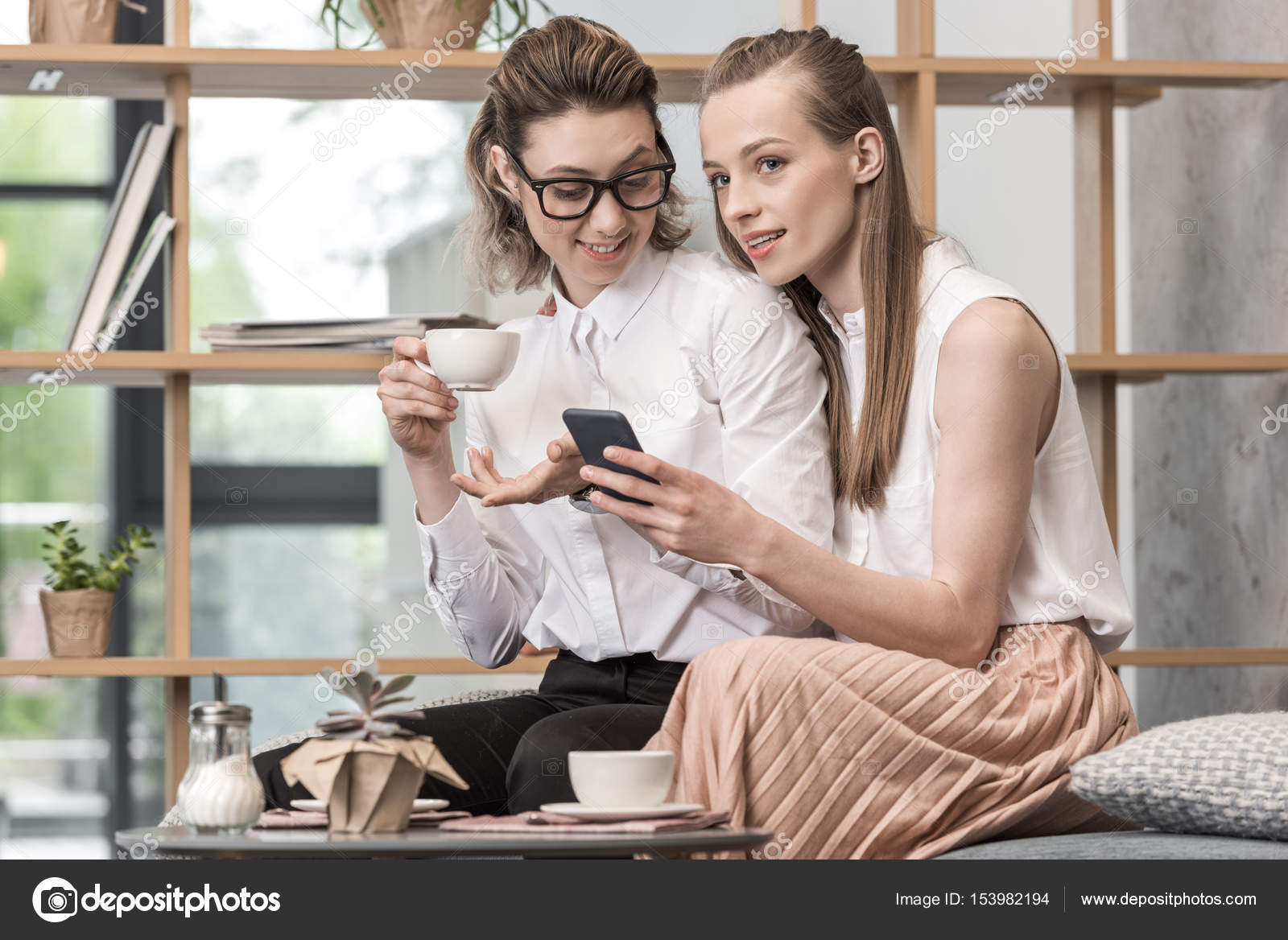 Лесбиянки пьют кофе стоковое фото ©DmitryPoch 153982194