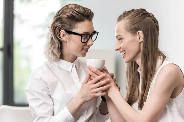 Lesbianas pareja bebiendo café — Foto de Stock