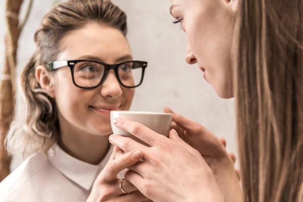 Lesbisch koppel koffie drinken — Gratis stockfoto