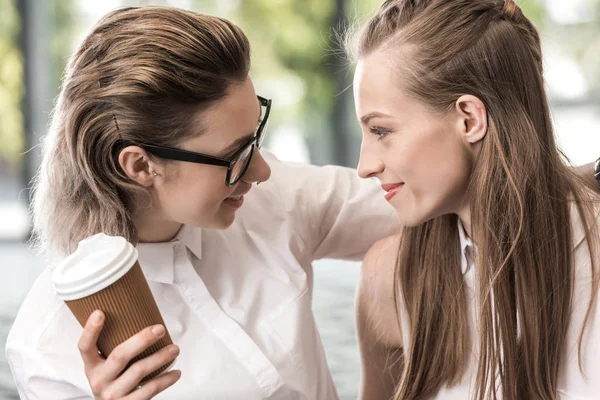 Lesbisches Paar verbringt Zeit miteinander — Stockfoto