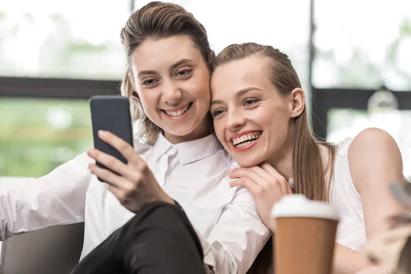 Mujer con estilo usando teléfono inteligente — Foto de Stock