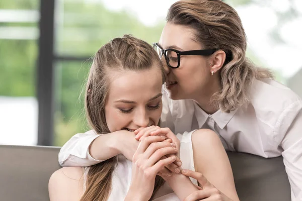 Pareja lesbiana pasando tiempo juntos — Foto de stock gratis