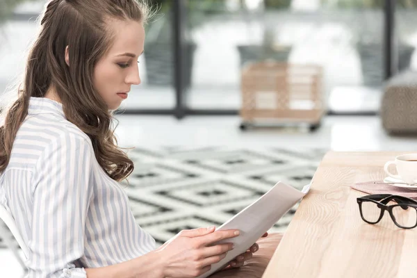 Businesswoman working in cafe — Free Stock Photo