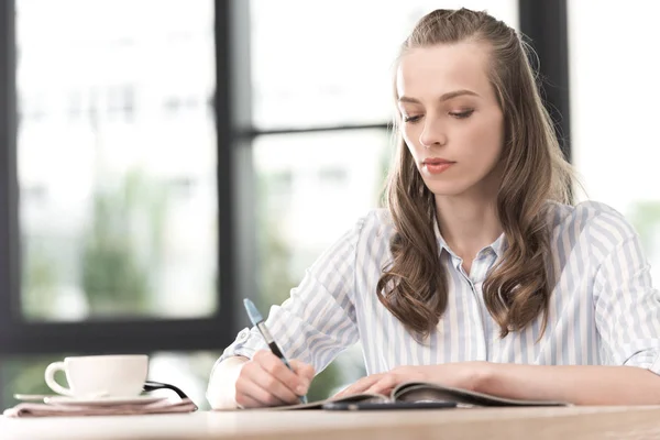 Bizneswoman pracująca w kawiarni — Zdjęcie stockowe