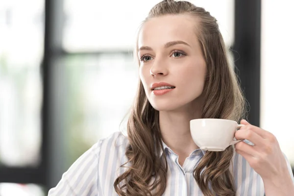 Vrouw die koffie drinkt — Stockfoto