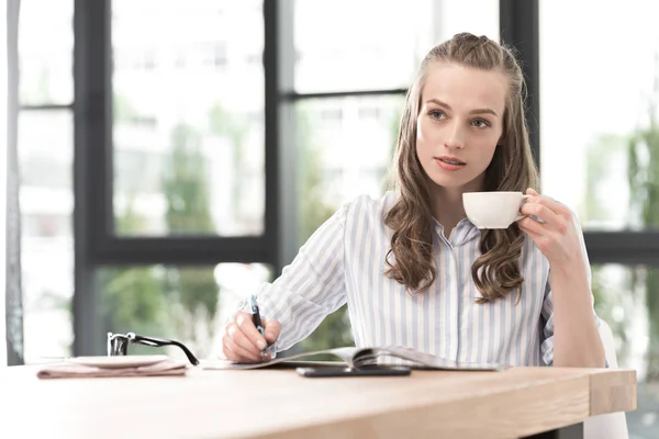 Молода бізнес-леді сидить у кафе — стокове фото