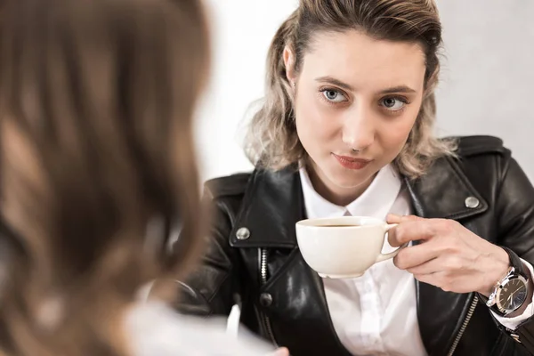 Jovens namoradas bebendo café — Fotografia de Stock