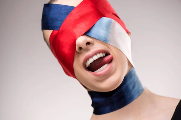 Γυναίκα με τυλιγμένο face κολλώντας τη γλώσσα — Φωτογραφία Αρχείου